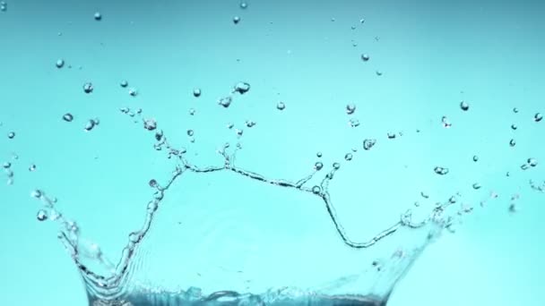 Super Lento Movimiento Salpicaduras Forma Corona Agua Filmado Cámara Cine — Vídeo de stock