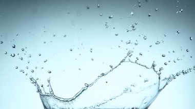 Su taç şekli sıçramasüper yavaş hareket. Yüksek hızlı sinema kamera Phantom Veo 4k, 1000fps filme.