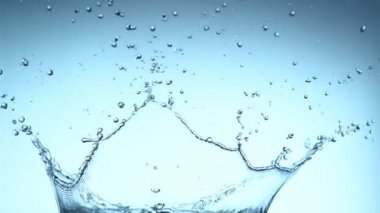 Su taç şekli sıçramasüper yavaş hareket. Yüksek hızlı sinema kamera Phantom Veo 4k, 1000fps filme.