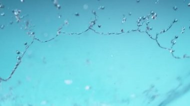 Su taç şekli sıçramasüper yavaş hareket. Yüksek hızlı sinema kamera Phantom Veo 4k, 1000fps filme.