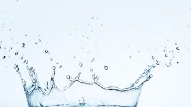 Su kaplaması şeklindeki süper yavaş çekim. Yüksek hızlı sinema kamerası, 1000fps.