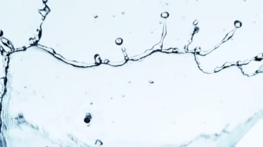 Su taç şekli sıçramasüper yavaş hareket. Yüksek hızlı sinema kamera Phantom Veo 4k, 1000fps filme.