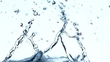 Su kaplaması şeklindeki süper yavaş çekim. Yüksek hızlı sinema kamerası, 1000fps.