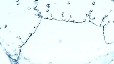 Su taç şekli sıçramasüper yavaş hareket. Yüksek hızlı sinema kamera Phantom Veo 4k, 1000fps filme.