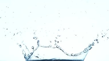 Su kaplaması şeklindeki süper yavaş çekim. Yüksek hızlı sinema kamerası, 1000fps.