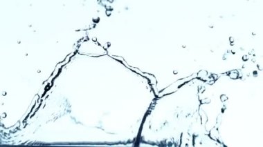 Su kaplaması şeklindeki süper yavaş çekim. Yüksek hızlı sinema kamerası, 1000fps.