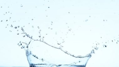 Su kaplaması şeklindeki süper yavaş çekim. Yüksek hızlı sinema kamerası, 1000fps.