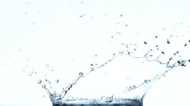 Su kaplaması şeklindeki süper yavaş çekim. Yüksek hızlı sinema kamerası, 1000fps.