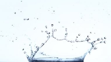 Su kaplaması şeklindeki süper yavaş çekim. Yüksek hızlı sinema kamerası, 1000fps.