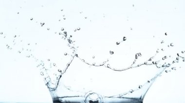 Su kaplaması şeklindeki süper yavaş çekim. Yüksek hızlı sinema kamerası, 1000fps.