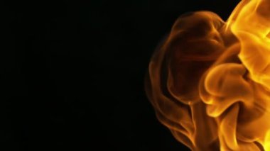 Siyah arka planda izole edilmiş süper yavaş ateş patlaması. Yüksek hızlı sinema kamerası, 1000 fps.