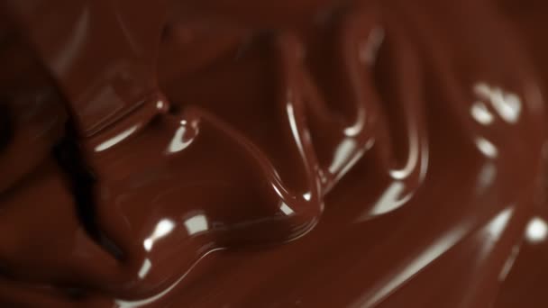 Супер Повільний Рух Заливання Темного Гарячого Шоколаду Знято Кінокамери Високою — стокове відео