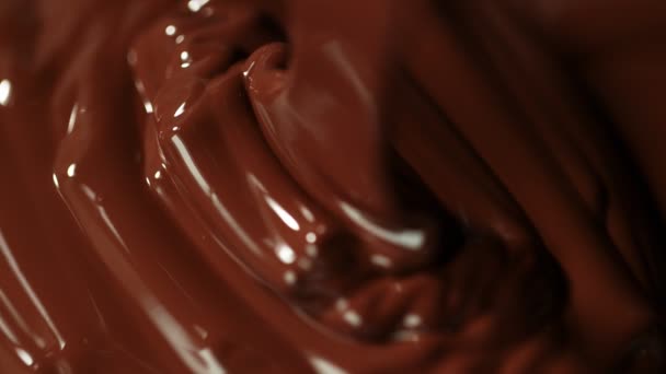 Super Slow Motion Van Het Gieten Van Donkere Warme Chocolademelk — Stockvideo