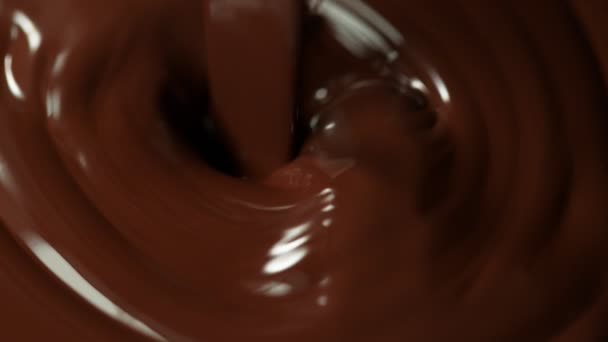 Супер Повільний Рух Заливання Темного Гарячого Шоколаду Знято Кінокамери Високою — стокове відео