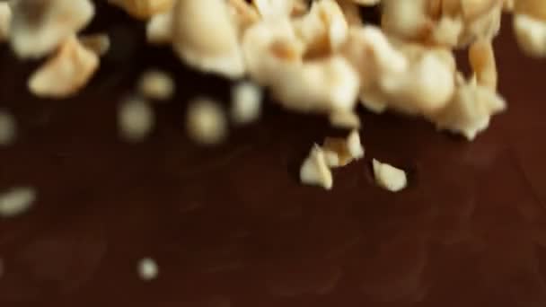 Super Cámara Lenta Caída Nueces Chocolate Caliente Oscuro Filmado Cámara — Vídeos de Stock