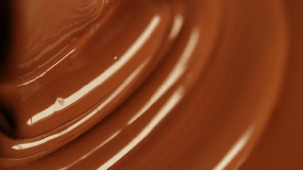 Super Slow Motion Van Het Gieten Van Warme Melkchocolade Gefilmd — Stockvideo