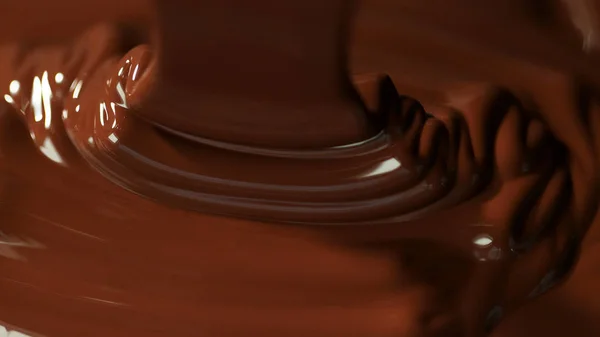 Detail van gesmolten warme chocolademelk gieten — Stockfoto