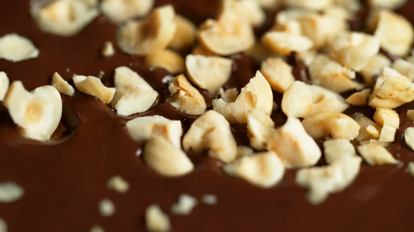 Detalhe de avelãs esmagadas em chocolate quente — Fotografia de Stock