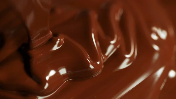 Detail van gesmolten warme chocolademelk gieten — Stockfoto