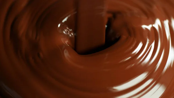 Detail van gesmolten warme chocolademelk gieten — Stockfoto