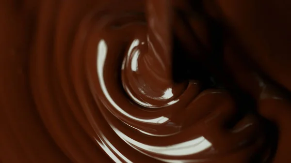 Detail van gesmolten warme chocolademelk gieten — Stockfoto