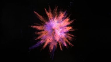 Siyah arka planda izole edilmiş süper yavaş renkli barut patlaması. Yüksek hızlı sinema kamerası, 1000fps.