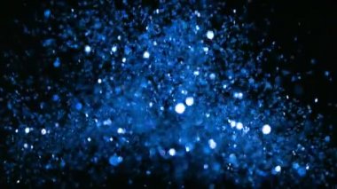 Siyah arkaplanda ışıldayan mavi parçacıkların süper yavaş çekimi. Sığ odak derinliği. Yüksek hızlı sinema kamerası, 1000 fps..