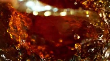 Twister şeklinde kola içecek dökme Süper yavaş hareket. Yüksek hızlı sinema kamera, 1000 fps filme.