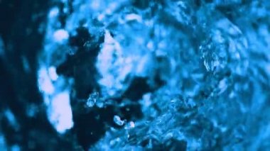 Kasırga şeklinde su dökmek süper yavaş bir hareket. Yüksek hızlı sinema kamerası, 1000 fps..