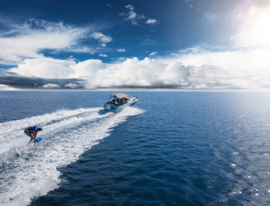 Açık denizde wakeboard binici ile sürat teknesi