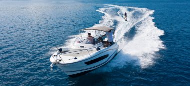 Açık denizde wakeboard binici ile sürat teknesi