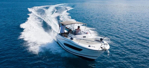 Barco a motor de alta velocidade em mar aberto . — Fotografia de Stock