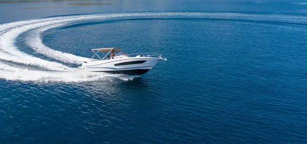 Luchtfoto van Speed Motor Boat op open zee — Stockfoto