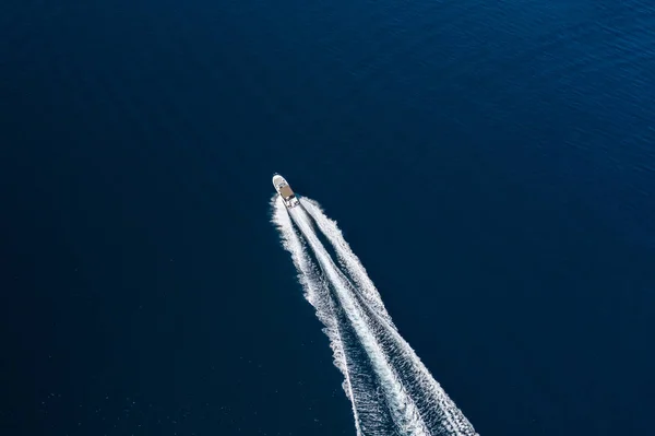 Vista aérea de la lancha motora de velocidad en mar abierto —  Fotos de Stock
