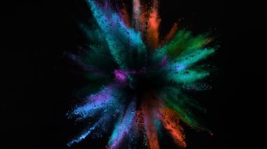 Siyah arka planda izole edilmiş süper yavaş renkli barut patlaması. Yüksek hızlı sinema kamerası, 1000fps.
