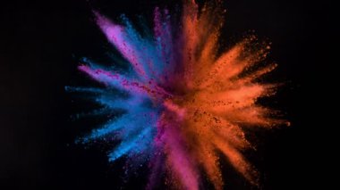 Siyah arka planda izole edilmiş süper yavaş renkli barut patlaması. Yüksek hızlı sinema kamerası, 1000fps.