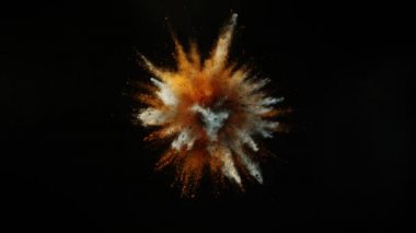 Siyah arka planda izole edilmiş süper yavaş renkli barut patlaması. Yüksek hızlı sinema kamerası, 1000fps.