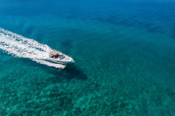 Flygbild över motorbåts fart i grunt vatten — Stockfoto