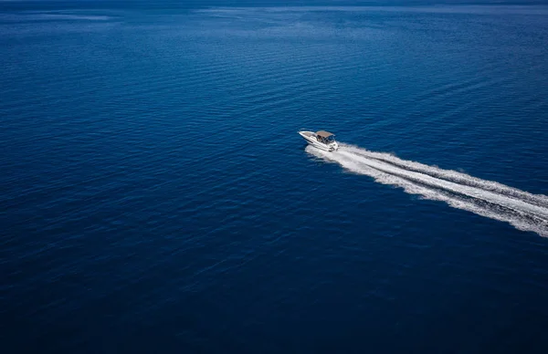 Vista aérea do barco a motor de velocidade em mar aberto — Fotografia de Stock