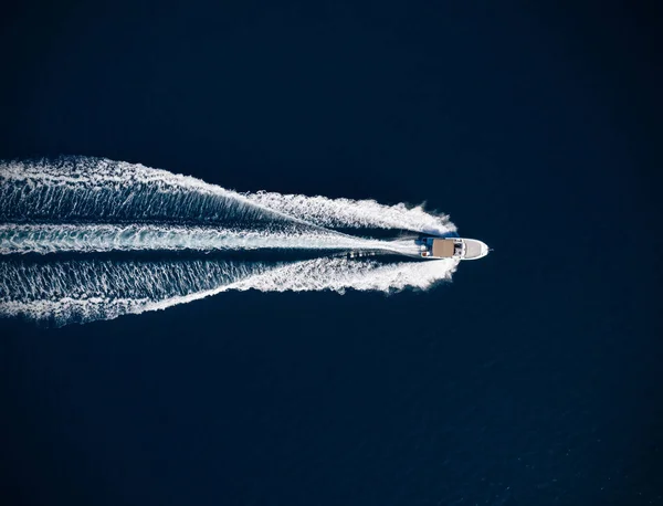 Vue aérienne du bateau à moteur de vitesse en haute mer — Photo