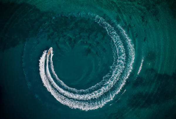 Vue aérienne du hors-bord créant la forme de roue — Photo