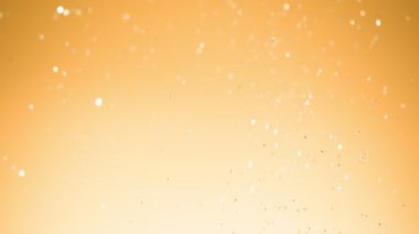 Siyah zemin üzerinde ışıldayan altın parçacıkların süper yavaş çekimi. Sığ odak derinliği. Yüksek hızlı sinema kamerası, 1000 fps..