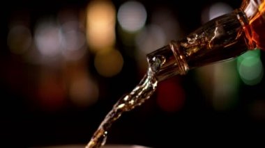 Şişeden viski dökmenin detayı, süper yavaş çekim. Yüksek hızlı sinema kamera, 1000fps filme