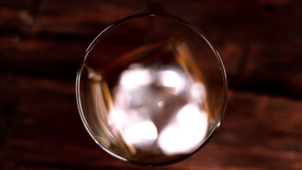 Super Slowmotion Van Dalende Ijsblokje Whisky Glas Bovenaanzicht Gefilmd Cinema — Stockvideo