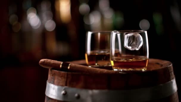Super Powolny Ruch Opadającego Kostki Lodu Szkła Whisky Nakręcony Wysokiej — Wideo stockowe