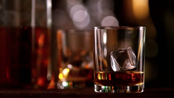 Super Pomalý Pohyb Padající Ledové Kostky Sklenice Whisky Natáčeny Vysokorychlostní — Stock video