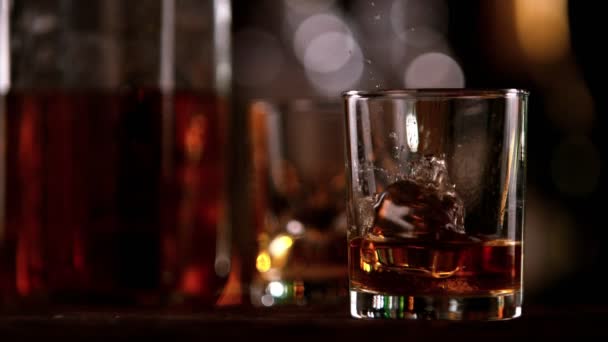 Super Pomalý Pohyb Padající Ledové Kostky Sklenice Whisky Natáčeny Vysokorychlostní — Stock video