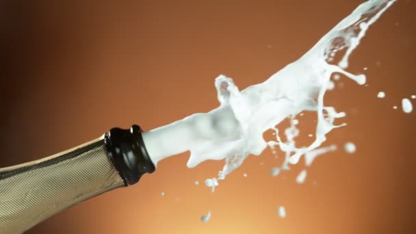 空飛ぶコルク栓を閉じ シャンパンボトルを閉じるとシャンパン爆発の超スローモーション — ストック動画