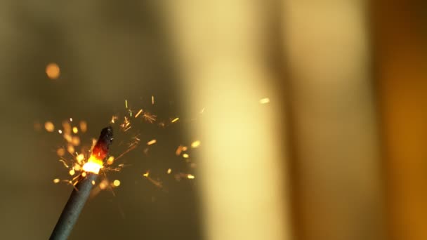 黄金の背景にスパークラーを燃やすスーパースローモーション 高速シネマカメラで撮影 1000Fps — ストック動画