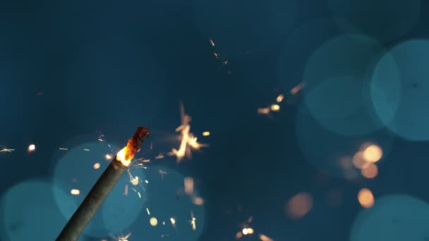 Super Slow Motion Van Burning Sparkler Licht Blauwe Achtergrond Gefilmd — Stockvideo